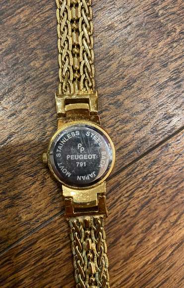 Elegant Gold Women\'s Watch